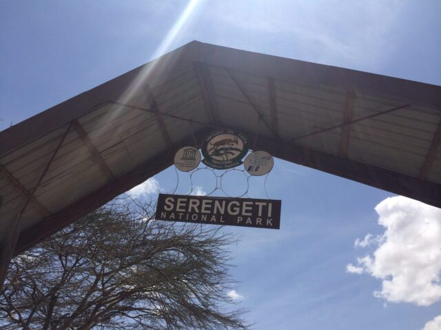 タンザニアのセレンゲティ国立公園のゲート