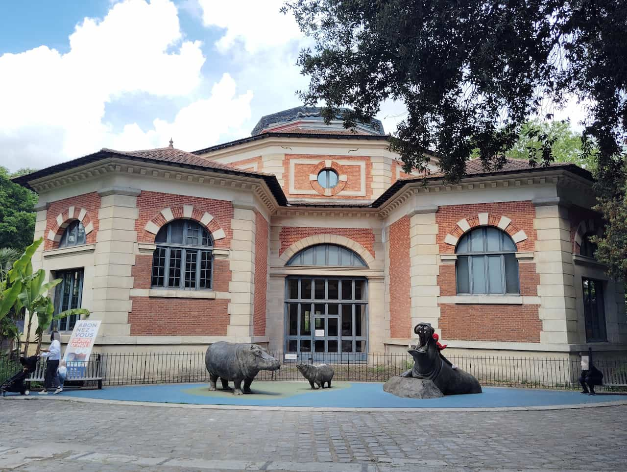 パリ植物園付属動物園の大型動物舎①