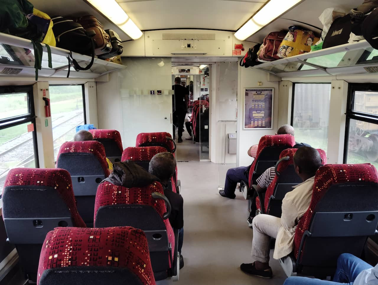 オヴェンド駅からロペ駅までの列車の車内